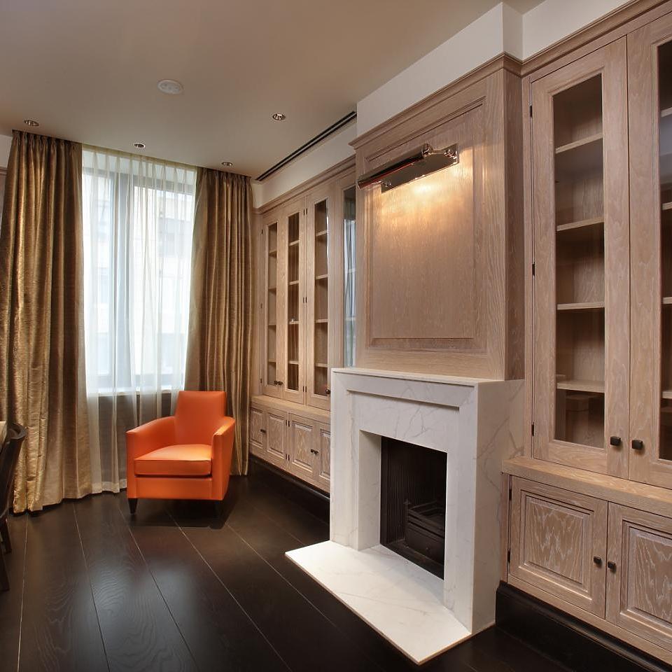 Фото - Двухуровневые частные апартаменты, Москва | Камин. Мрамор Bianco Carrara Calacatta Extra