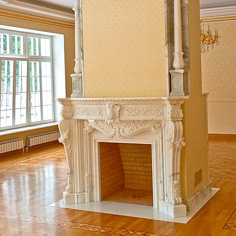 Резной мраморный портал камина с колоннами